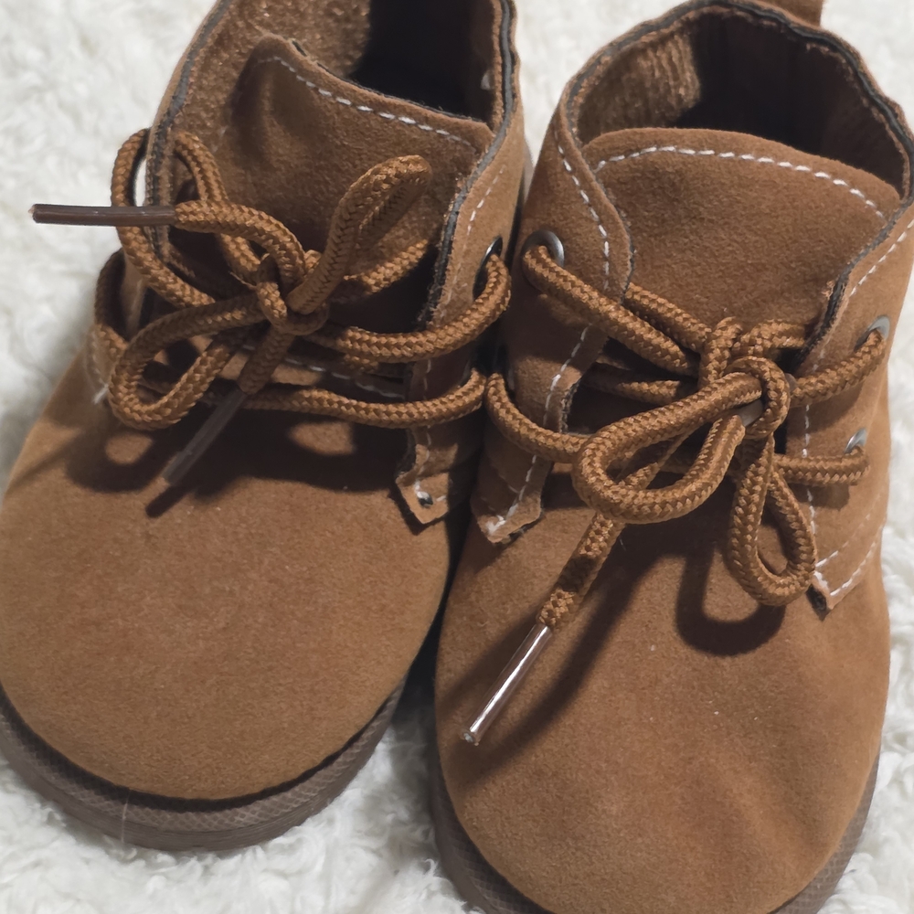 Kids Lace-Up Boots in Brown Size 3. Like New.